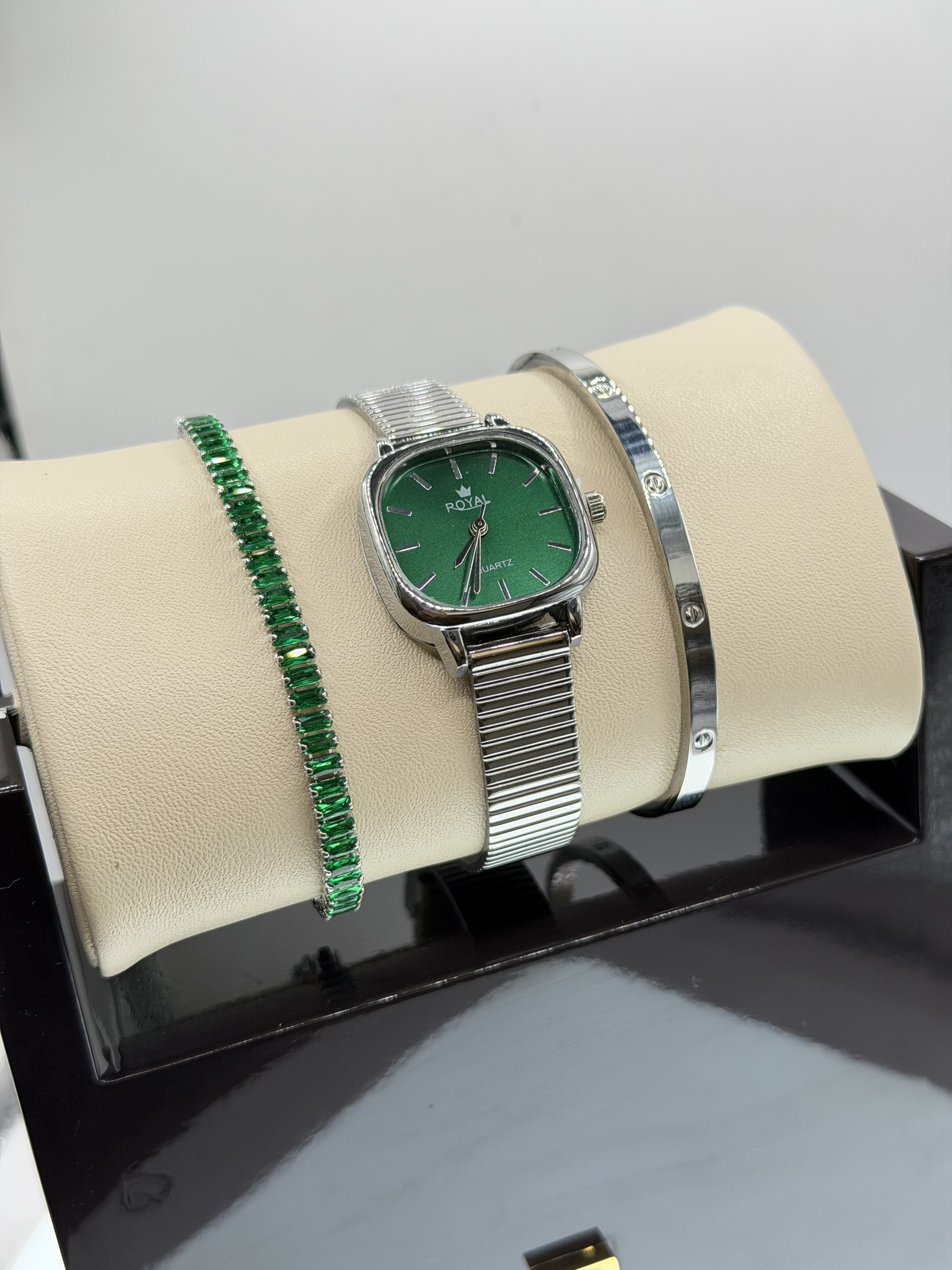 ساعت برند رویال مربع سبز با دسبند کارتیه لاو نقره ای و دسبند تنیسی سبز