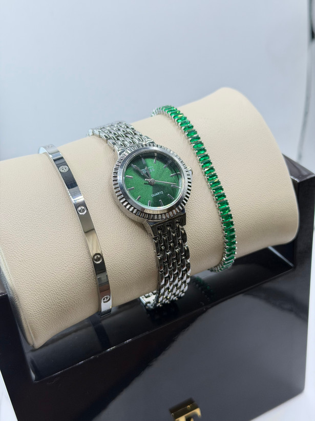 ساعت برند جریس گرد سبز با دسبند کارتیه لاو نقره ای و دسبند تنیسی سبز